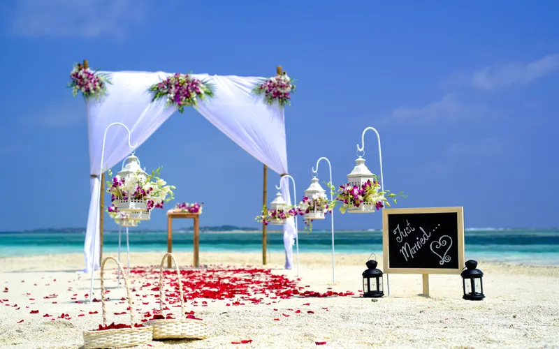 Novia descalza arena consejos boda playa