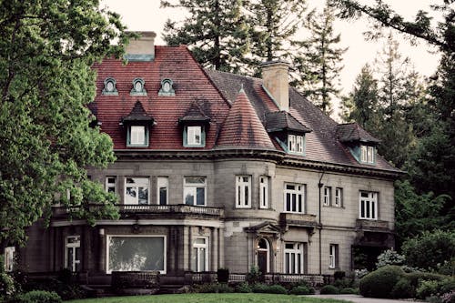 Mansion in a Forest in Oregon 