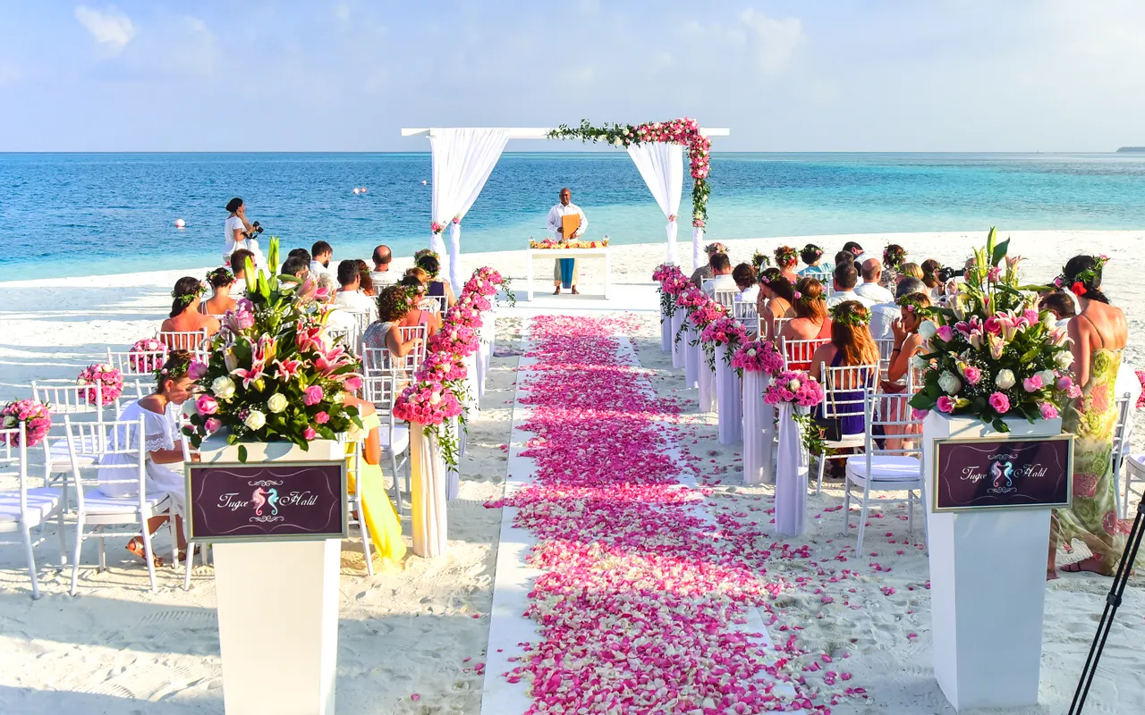 Un montaje de boda junto a una playa tropical