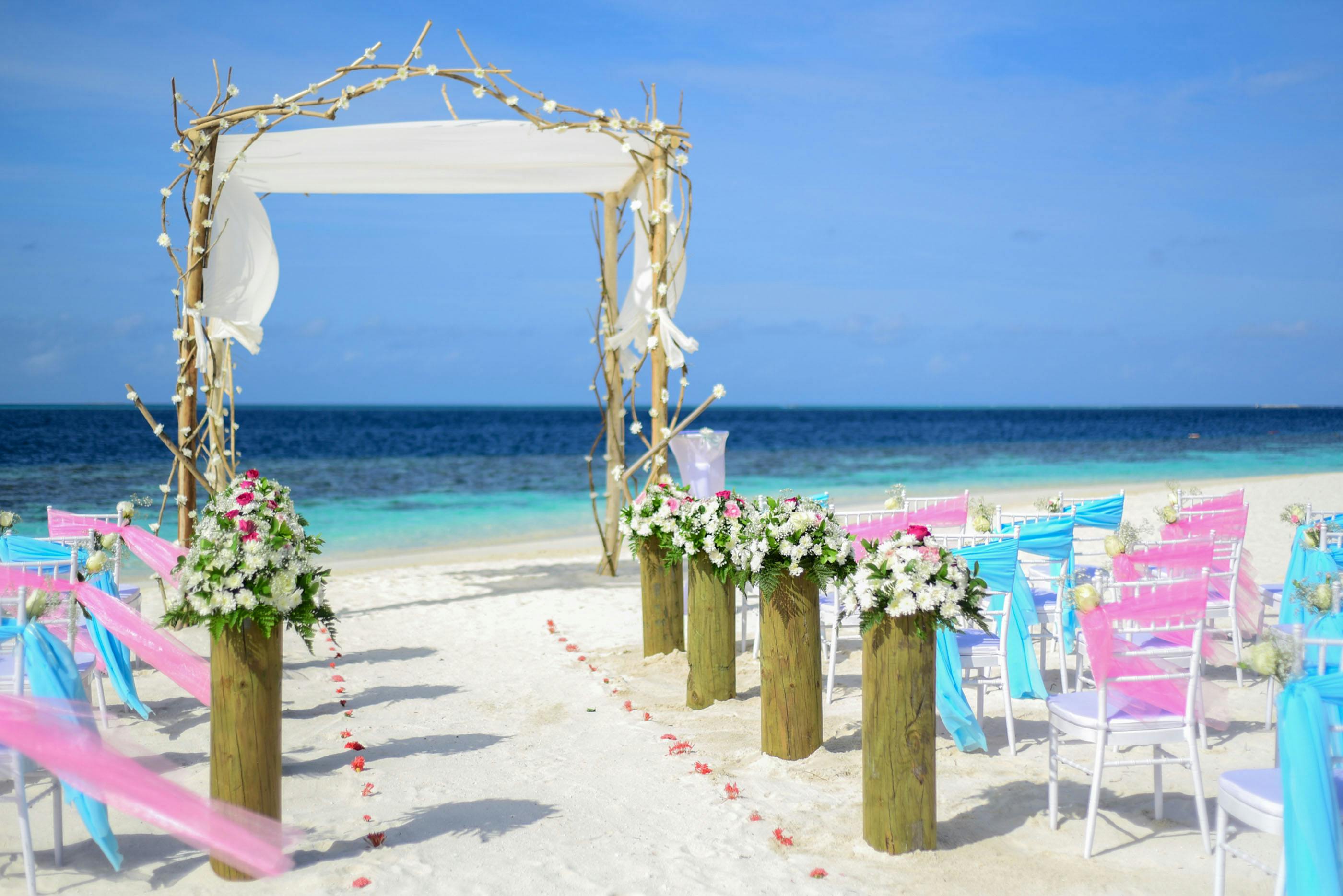 boda-en-la-playa-bajo-un-cielo-azul-fotos-de-stock-gratuitas