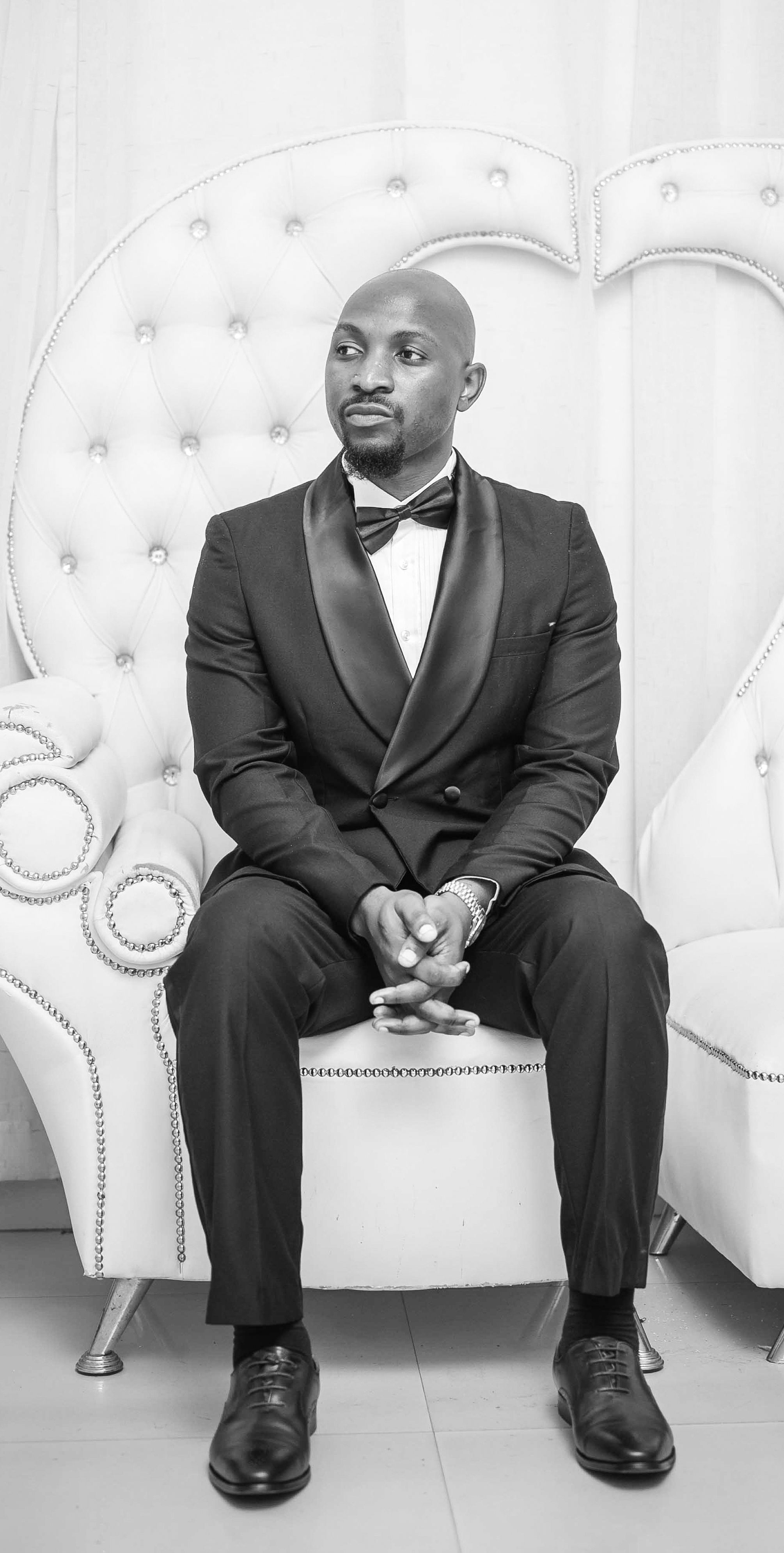 Retrato Elegante De Un Hombre Con Traje · Foto de stock gratuita