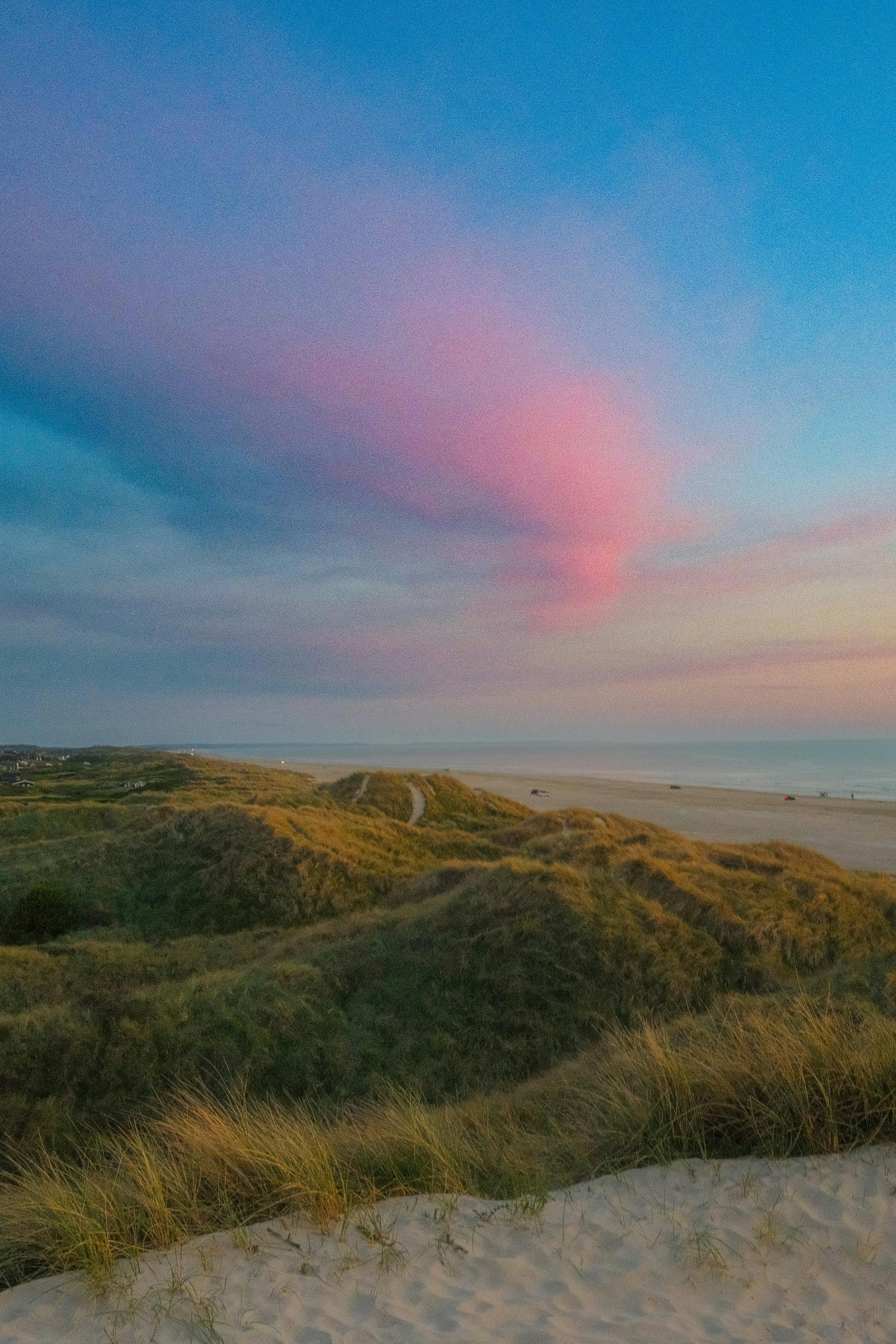 在海洋地平线上，日落的余晖映照出充满活力和色彩缤纷的天空
