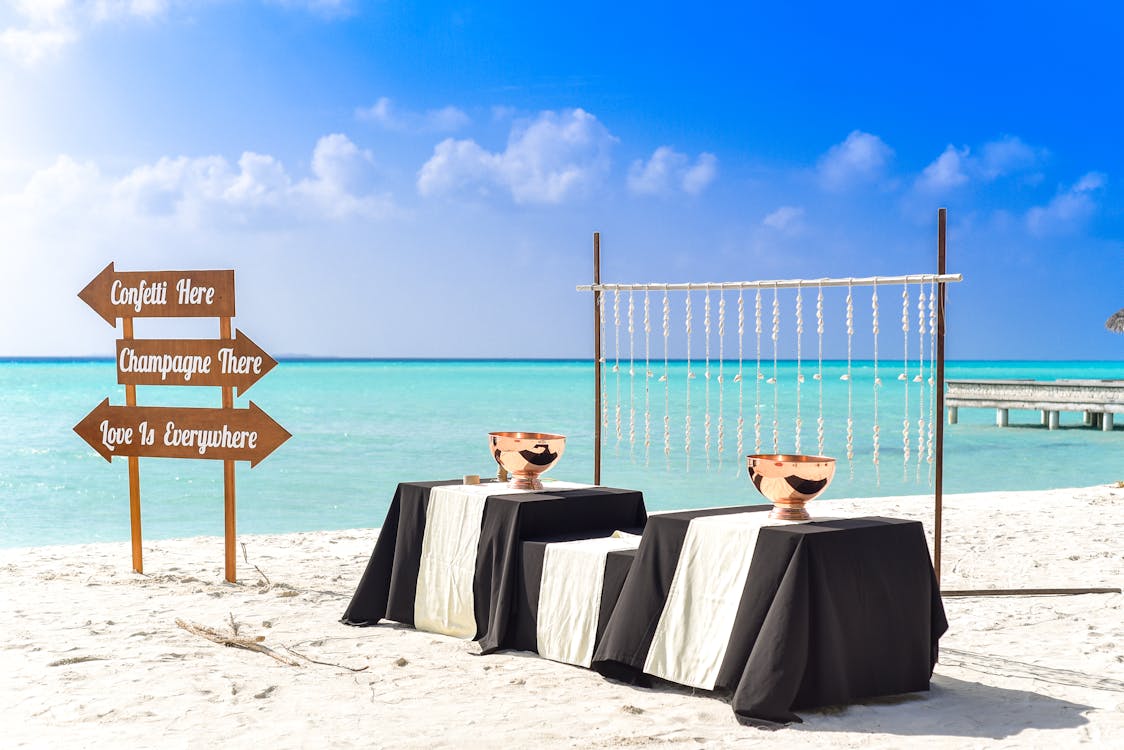 해변에 흑백 식탁보로 덮인 세 개의 테이블