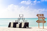 海滩婚礼设施令人惊叹，装饰优雅，以海洋为背景