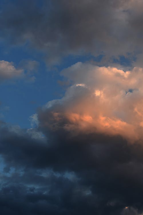 Бесплатное стоковое фото с буря, вертикальный выстрел, закат