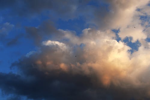 Darmowe zdjęcie z galerii z błękitne niebo, chmury, ciemne chmury
