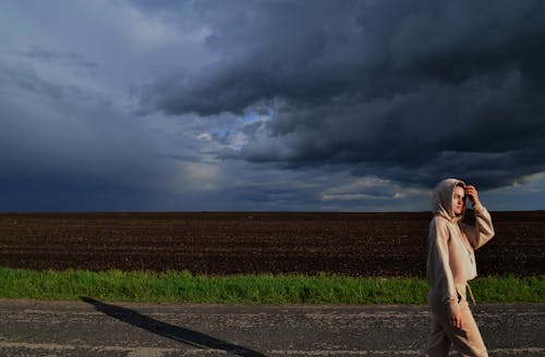 Бесплатное стоковое фото с дорога, женщина, живописное небо