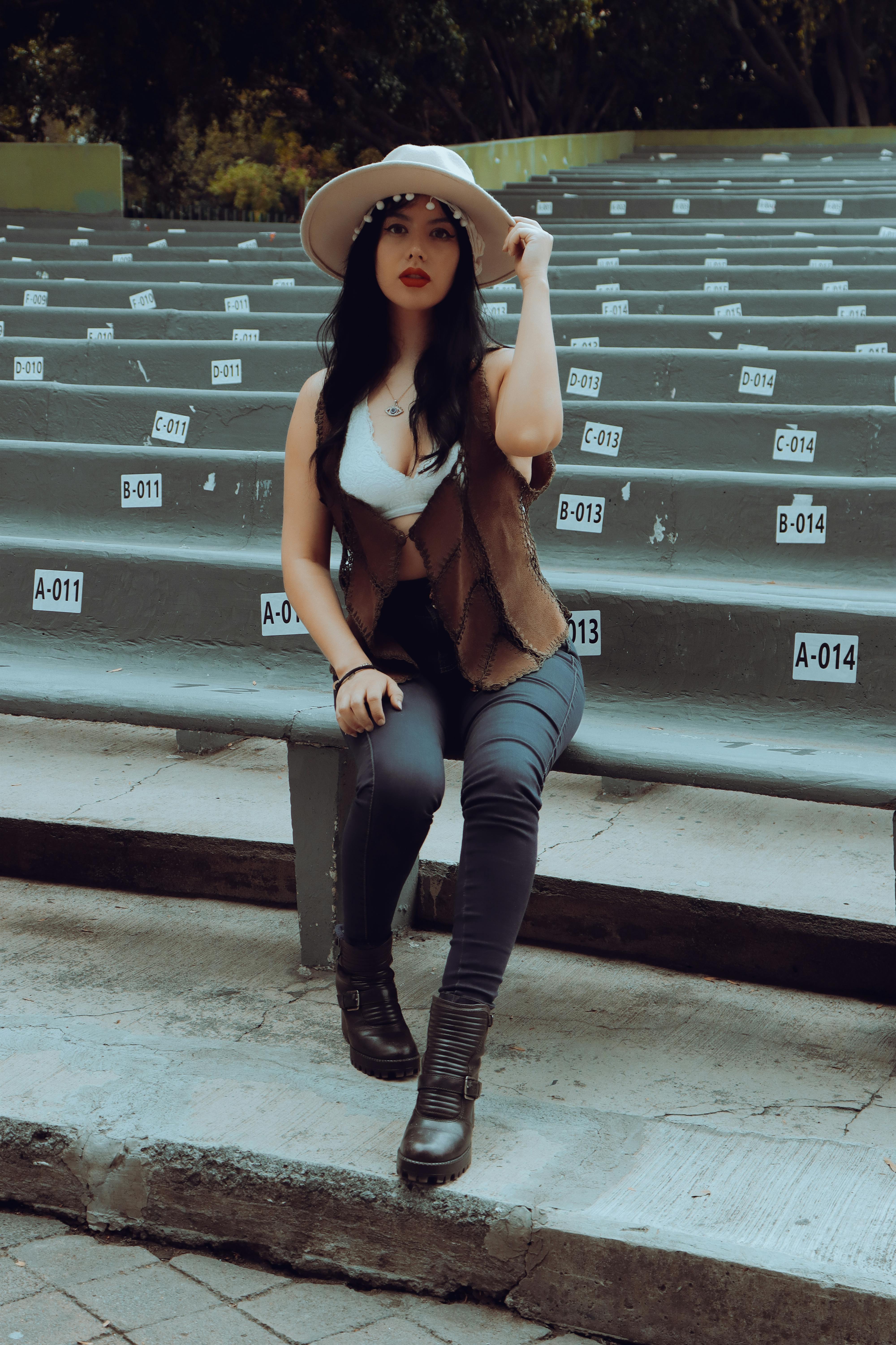 Ilmainen kuvapankkikuva tunnisteilla amfiteatteri, amfiteatterin istuimet, brunette Kuvapankkikuva