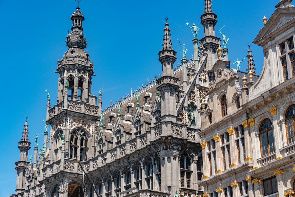 Brüsszel Grand Place éjszakai fényei és hangulata – Brussels Grand Place flower carpet festival
