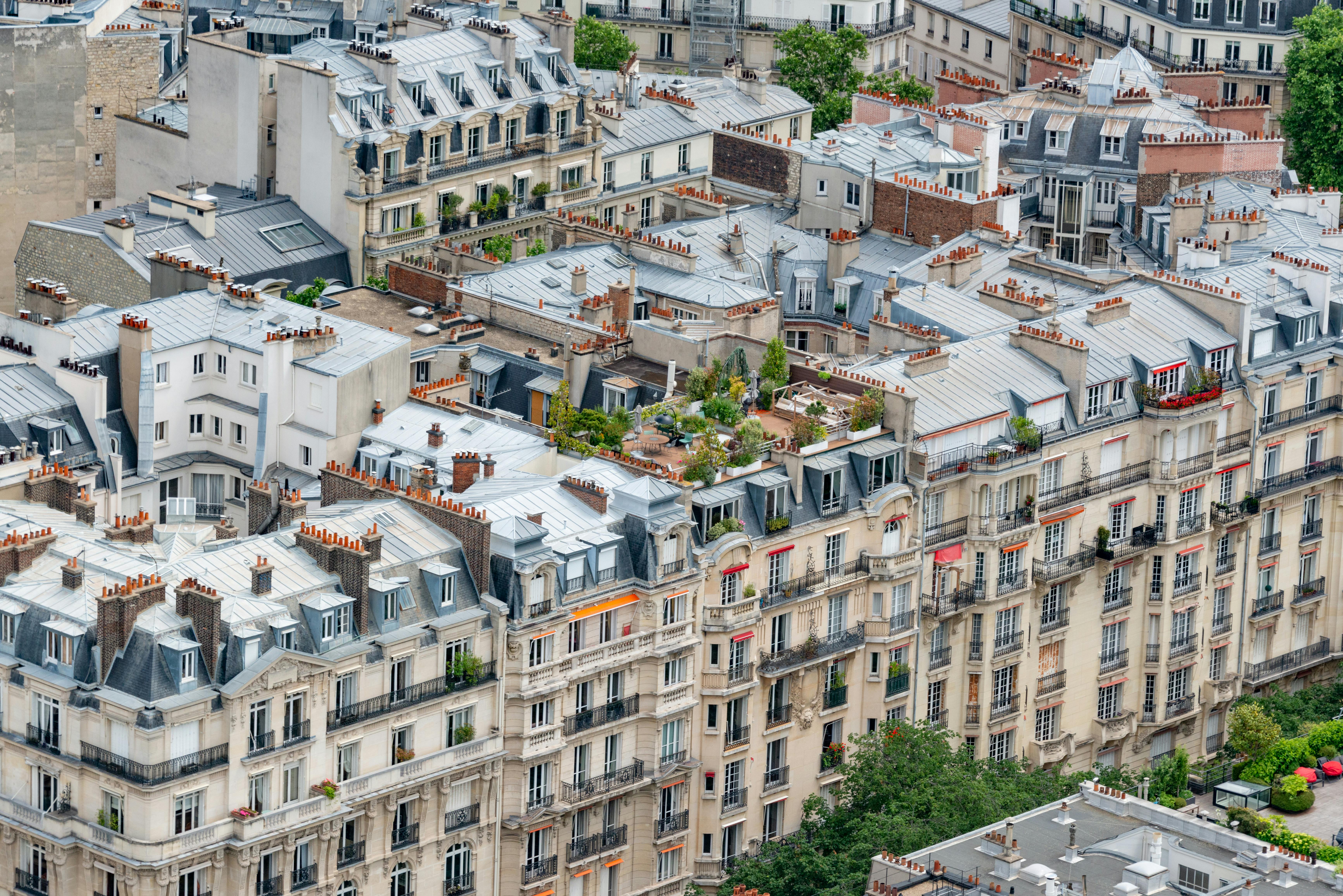 Autopartage à La Madeleine — Ruelle pittoresque bordée de maisons traditionnelles