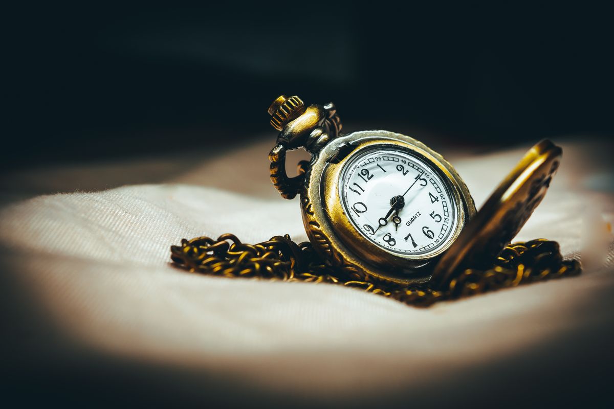 Montre au design vintage posée sur une surface texturée
