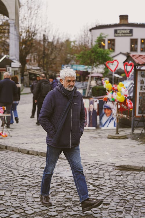 Základová fotografie zdarma na téma bunda, důchodce, džíny