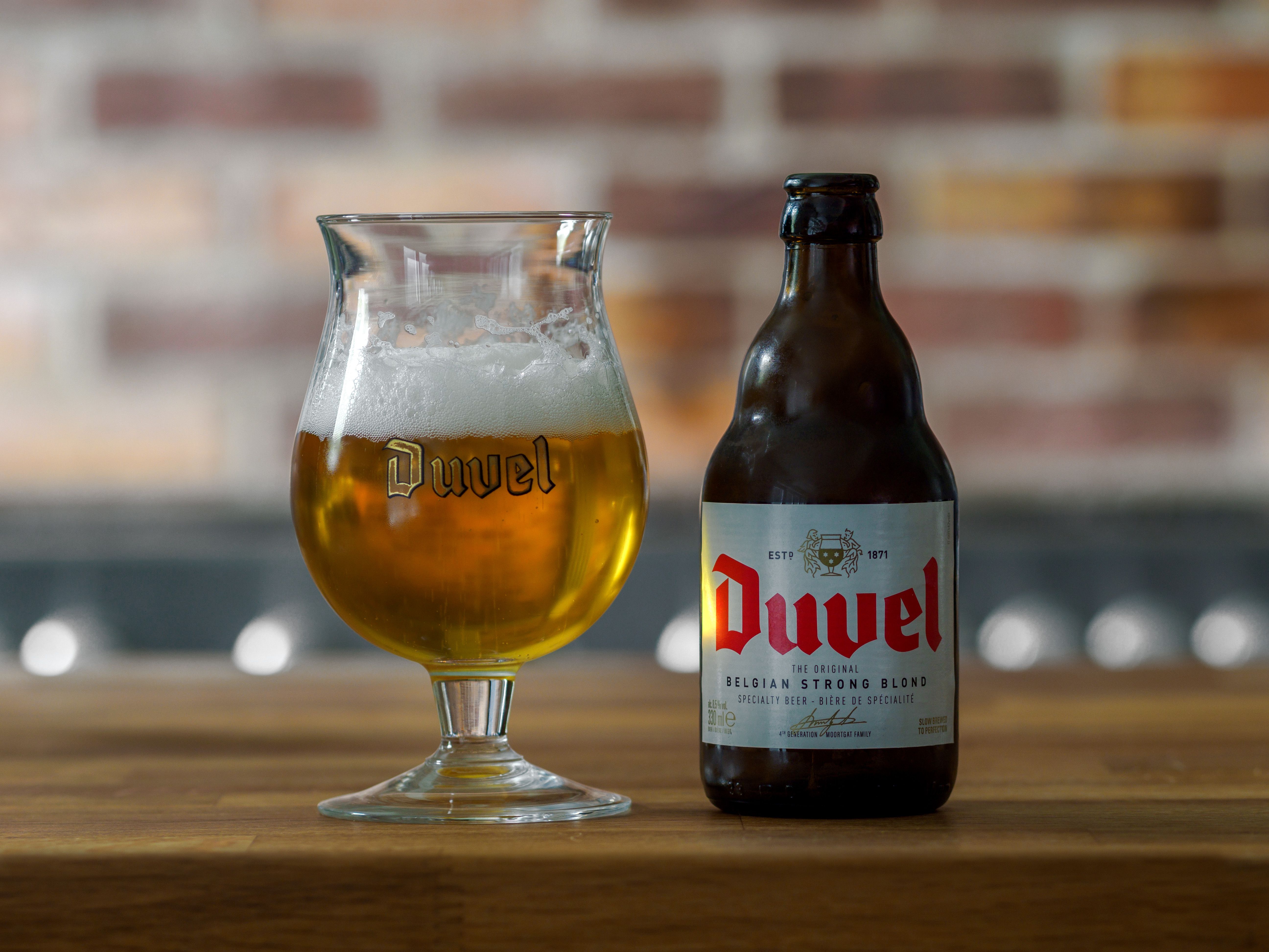 Belga moules-frites – klasszikus sörfőzde stílusú kagyló sült krumplival – belgian beer witbier wheat beer glass
