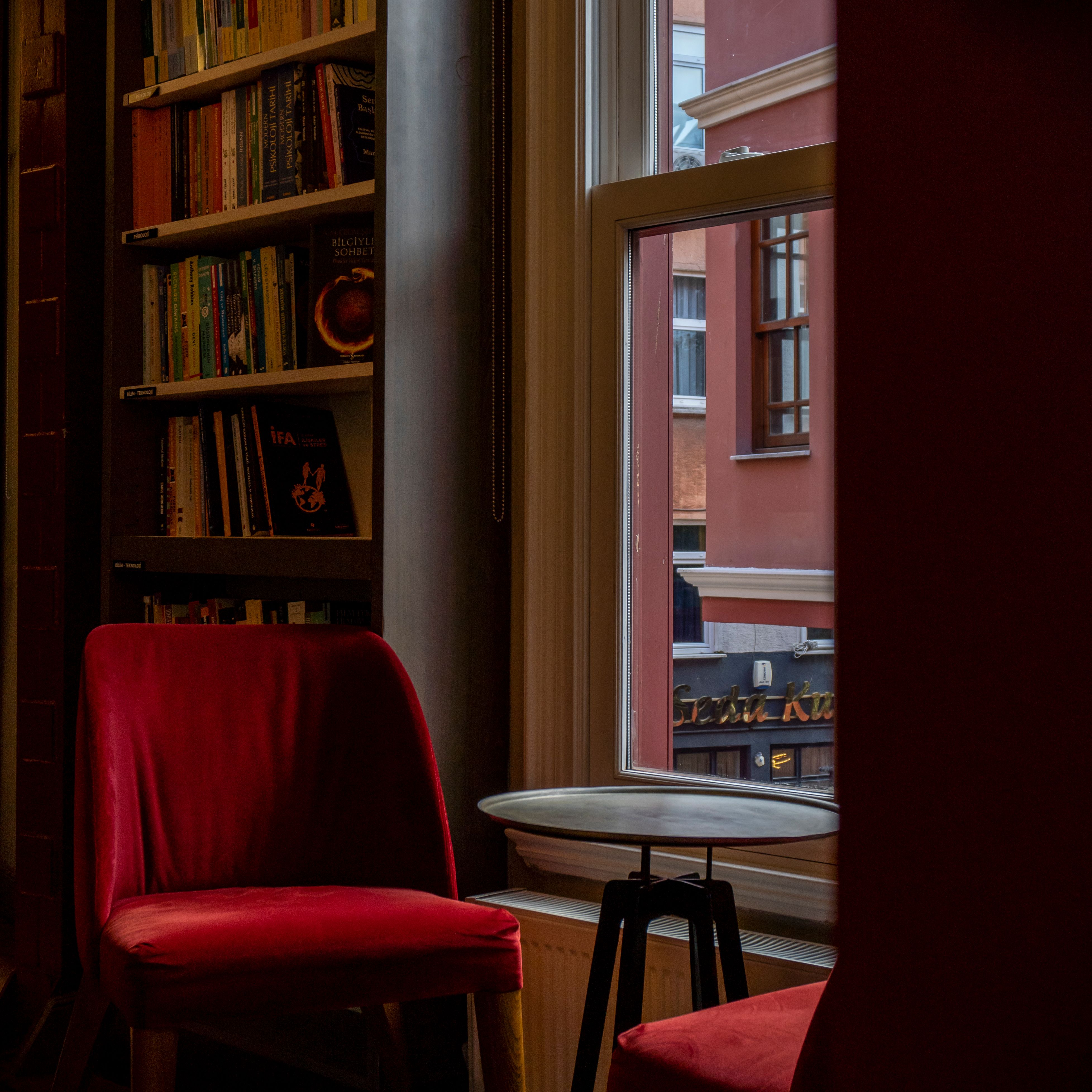 Reading lounge with shelving at Miradouro Alto Residences — photo by Enes Salih Gökçek on Pexels