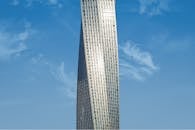 在原始蓝天的映衬下，优雅的扭曲摩天大楼凸显出来，展示了现代建筑设计