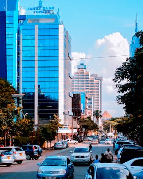 在阳光明媚的日子里，充满活力的城市景观展示着现代摩天大楼和繁华的城市生活
