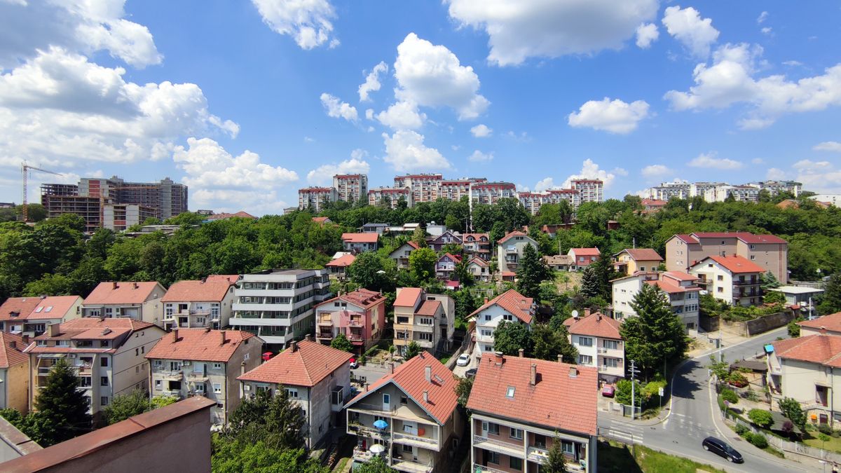 Vista aérea de uma zona residencial — guia de manutenção exterior por concelho, do Funchal ao Porto Moniz Vista aérea de uma zona residencial — guia de manutenção exterior por concelho, do Funchal ao Porto Moniz