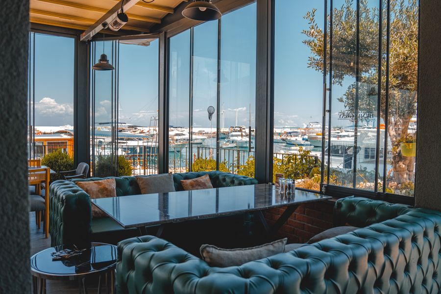 Restaurant élégant avec vue sur la Méditerranée