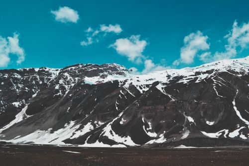 Free Majestic snow-capped mountains under clear skies, perfect for nature and adventure enthusiasts. Stock Photo