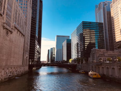芝加哥的城市景观以清澈蓝天下的河流和现代摩天大楼为特色