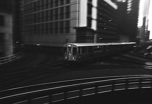 在繁华的城市夜景中，一列火车穿行而过，动态黑白照片定格了这一瞬间