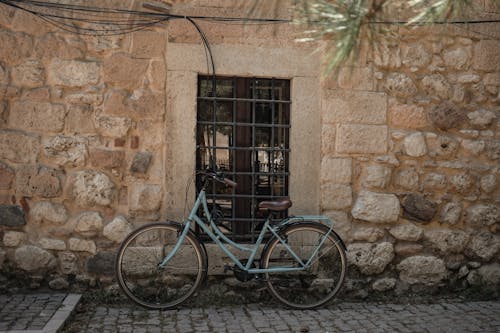 Barlar, bina, bisiklet içeren Ücretsiz stok fotoğraf