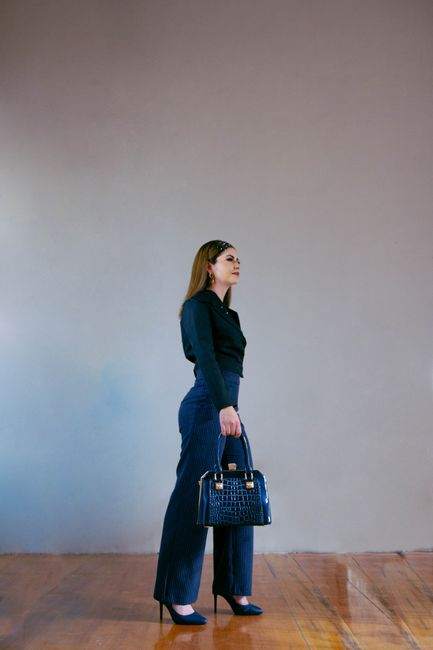 Marineblaue Cordhose zum schwarzen Hemd, Tasche und Heels passend dazu.
#stilinspiration #navy #pants #bag