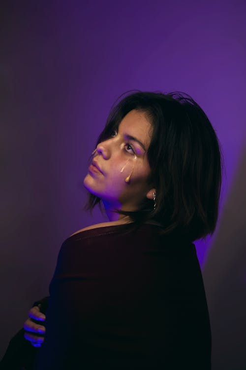 Základová fotografie zdarma na téma brunetka, fialové osvětlení, koncepční