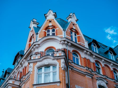 Kostnadsfri bild av blå himmel, byggnadsexteriör, dekorationer