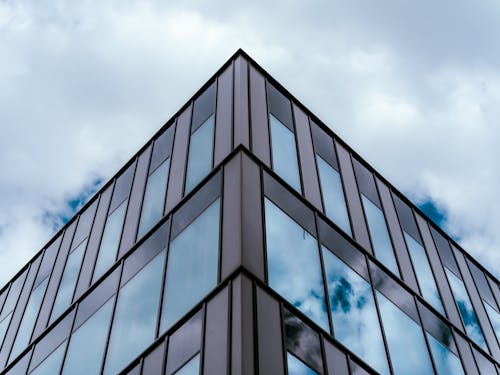 Immagine gratuita di cielo coperto, edificio, finestre