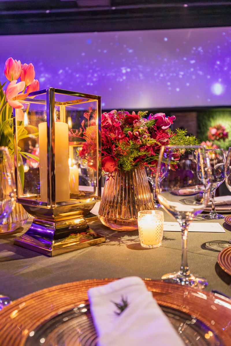 Aranjament elegant de masă la un eveniment privat