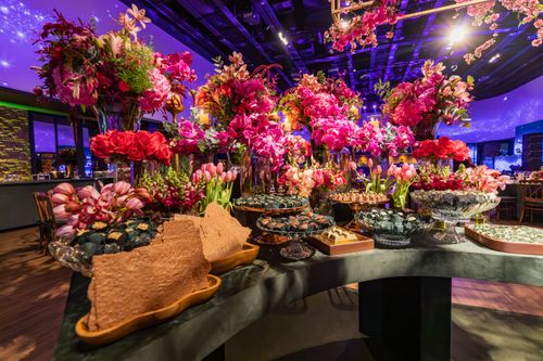 Free A luxurious banquet table with vibrant flowers and delectable sweets in a festive atmosphere. Stock Photo