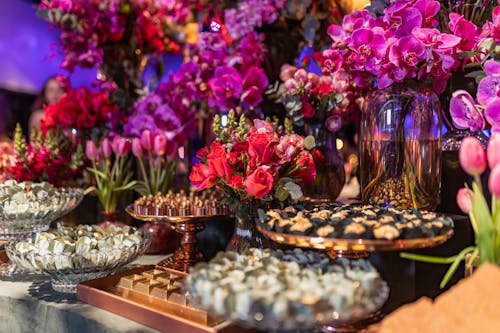 Základová fotografie zdarma na téma aranžování květin, čokoláda, cukroví