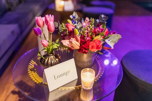 Çiçekler, masa, rengarenk içeren Ücretsiz stok fotoğraf