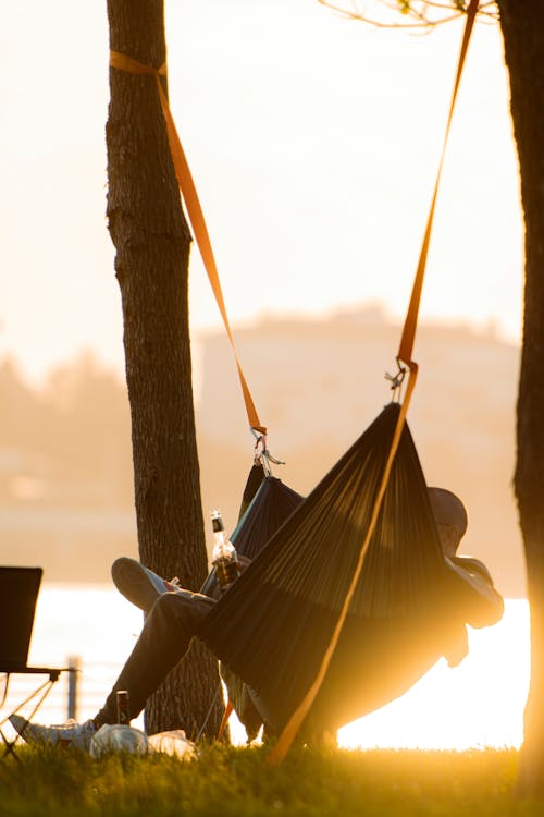 Fotobanka s bezplatnými fotkami na tému hamak, muž, relaxovanie