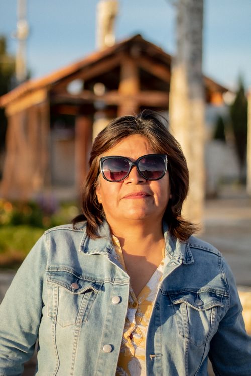 Free Confident woman in denim jacket posing outdoors in Lima with sunglasses on a sunny day. Stock Photo