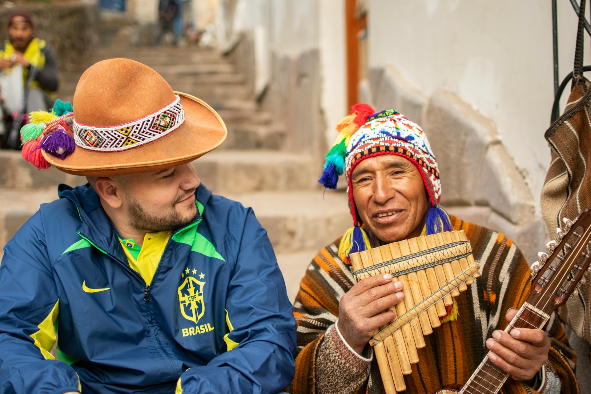 En leende indian med ett traditionellt musikinstrument