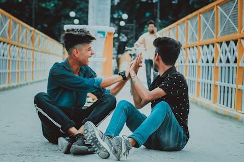 Foto profissional grátis de alegre, amigos, camiseta