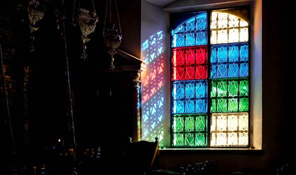 光线昏暗的房间里，色彩缤纷的彩色玻璃窗投射出充满活力的阴影