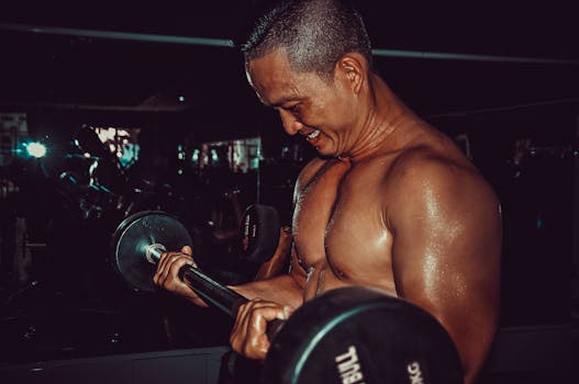 一个坚定的人在健身房举起杠铃，展示力量和健身