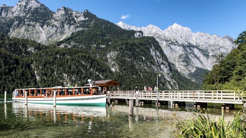 Tourboat on Ka Nigssee in Alps