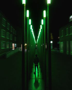 在德国盖舍尔，一个神秘的人物夜间走过一条绿灯小路