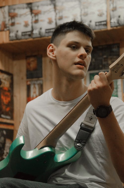 Foto profissional grátis de cabelo curto, cara, guitarra elétrica