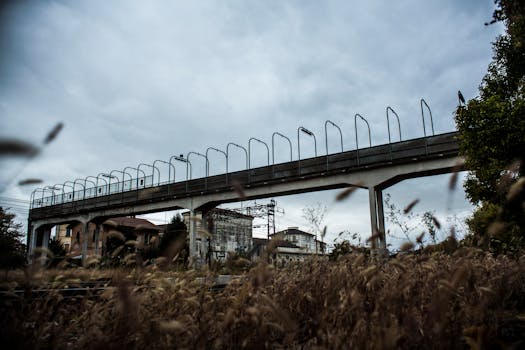 城市环境中，铁路上方的高架人行天桥，天空景象十分壮观