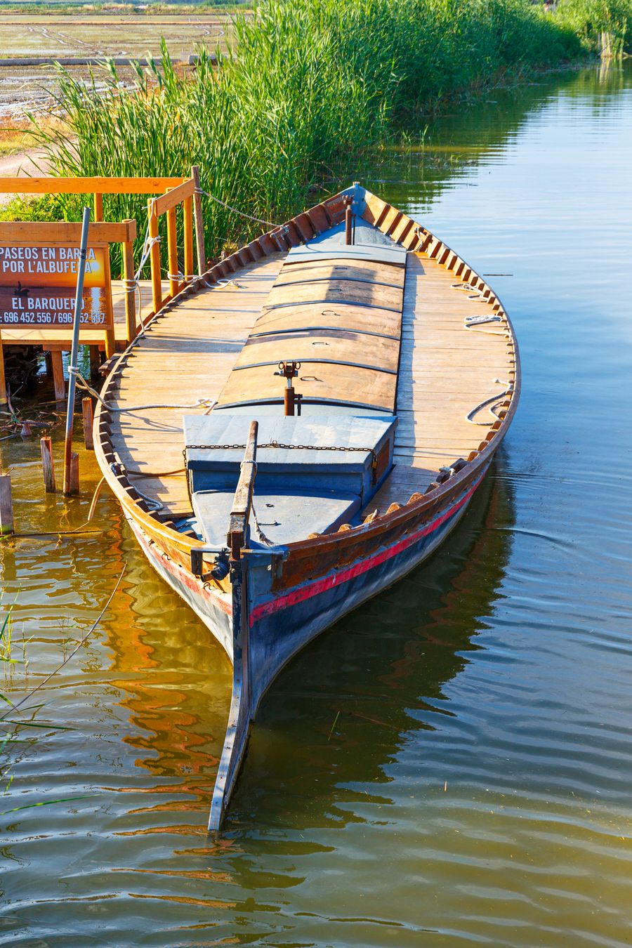Tradiční dřevěná lodička u mola na laguně Albufera u Valencie