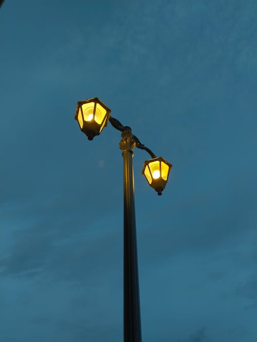 Darmowe zdjęcie z galerii z jasny, lampa uliczna, noc