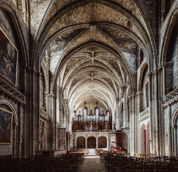 哥特式大教堂建筑景观令人惊叹，其特色在于拱门和拱形天花板