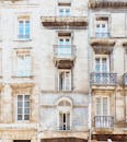 法国波尔多一座历史建筑的立面外观，带有阳台