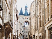 迷人的城市街景延伸至标志性的钟楼，展现出经典的建筑风貌