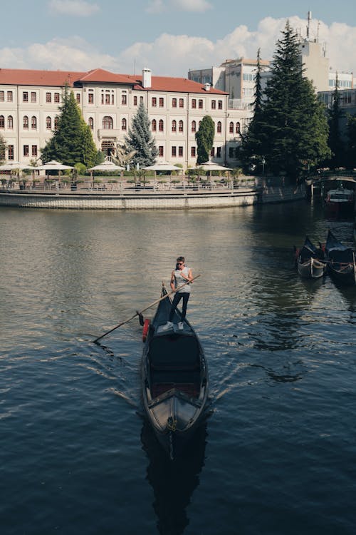 Darmowe zdjęcie z galerii z budynek, gondola, kajak